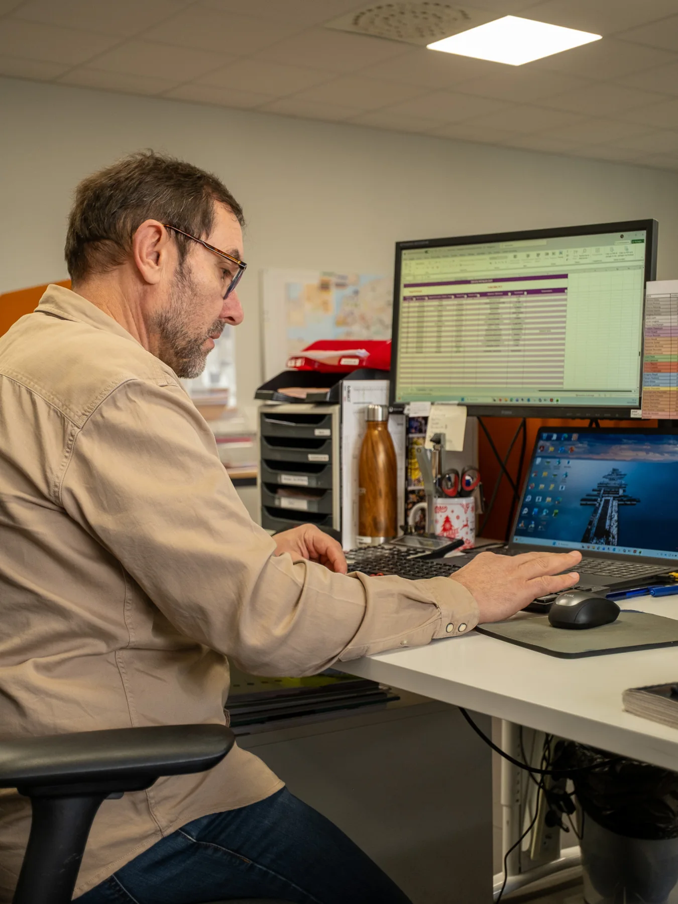 Collaborateur ABCR dans les bureaux de la coopérative