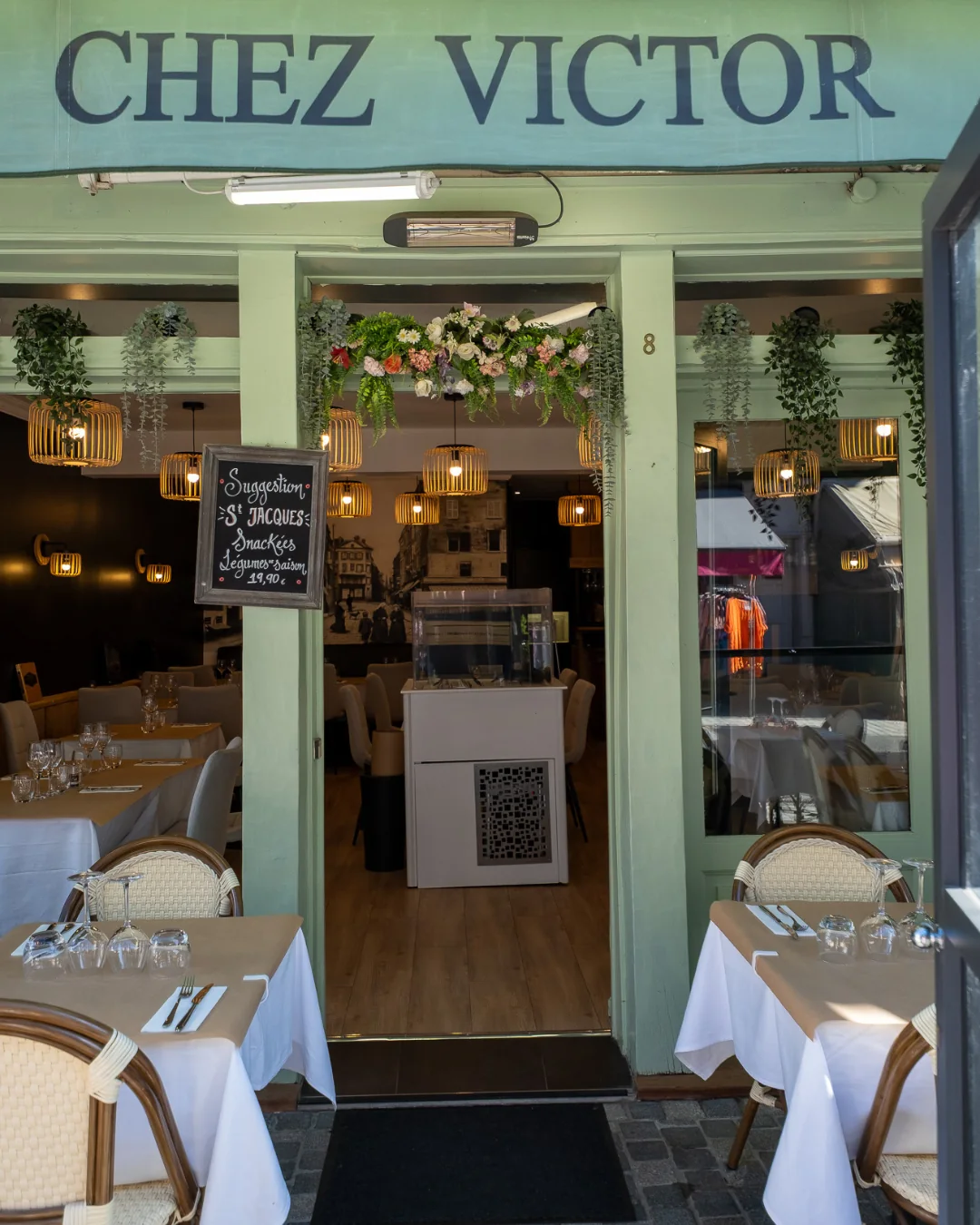 Façade et terrasse du restaurant Chez Victor