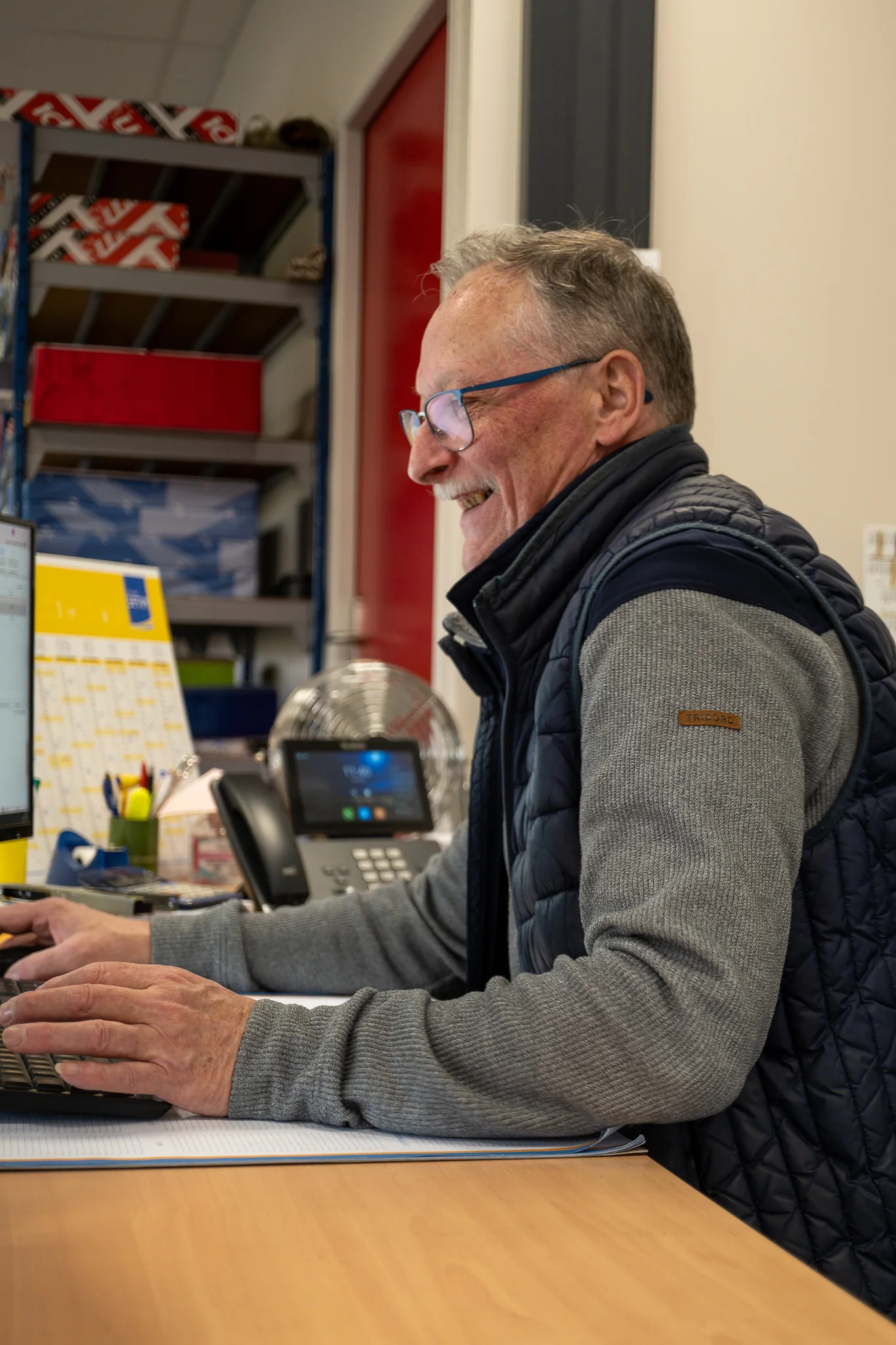 Portrait d'un collaborateur de Comwest à son poste de travail