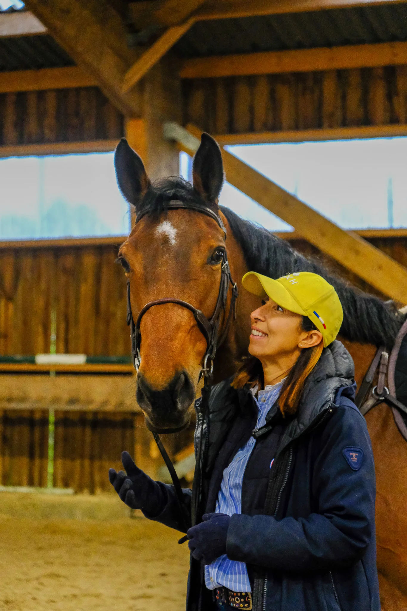 Professionnelle avec un cheval pendant un reportage NB Associés