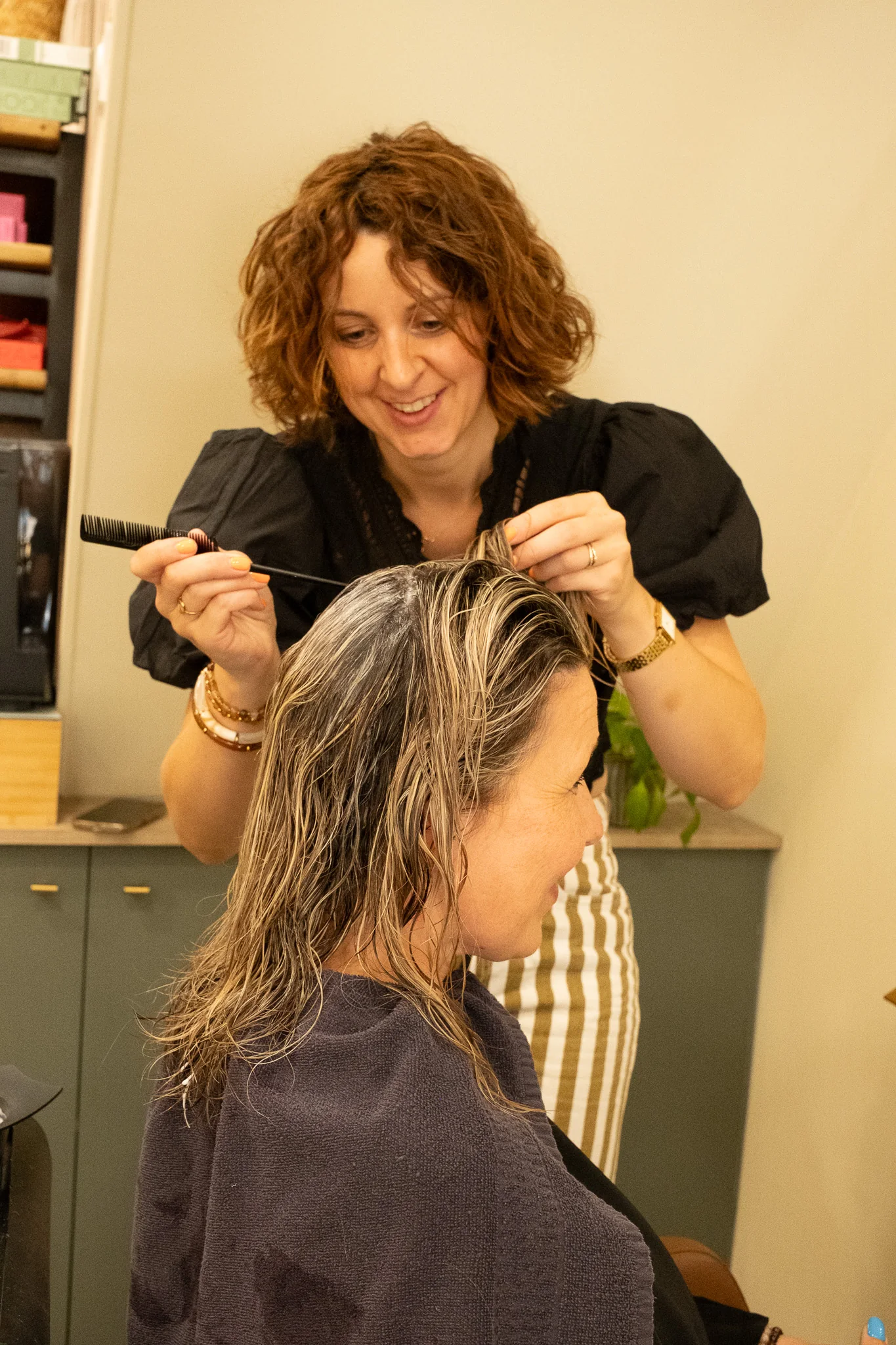 Coiffeuse du Studio 23 réalisant une coloration